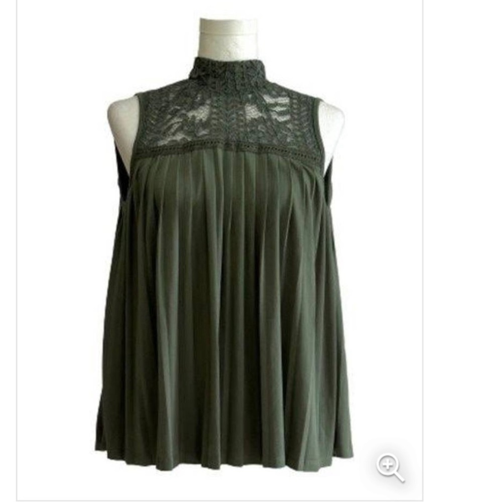Cable & Gauge Top Green High Neck Lace Sleeveless Pleated Flowy Boho Top Medium